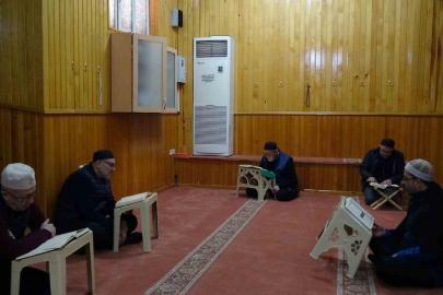 İtikafa girenler Ramazan’ın son günlerini ibadetle geçiriyor