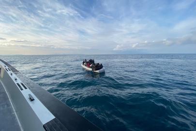 İzmir açıklarında 37 düzensiz göçmen yakalandı, 42 göçmen kurtarıldı