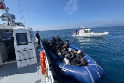İzmir açıklarında denizde sürüklenen bottaki 30 göçmen kurtarıldı