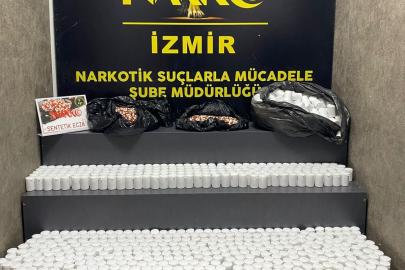 İzmir’de bir araçta 84 bin sentetik ecza ele geçirildi