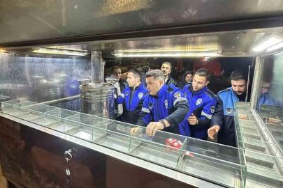 İzmir’de iki bardak çayı 300 liraya satan satıcıların malzemelerine el konuldu