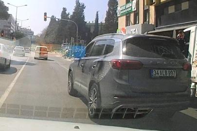 İzmir’de kural tanımaz sürücü araç kamerasına yansıdı