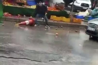 İzmir’de sinir krizi geçiren manav ortalığı birbirine kattı