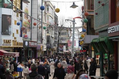İzmit sokaklarında bayram alışverişi hareketliliği: Adım atacak yer kalmadı