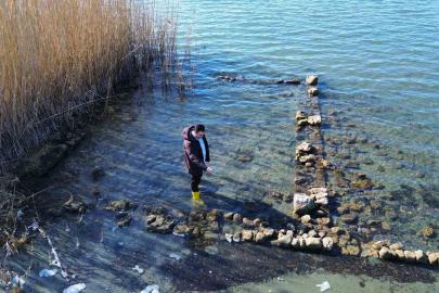 İznik Gölü’nde sular çekildi...Bir tarihi eser günyüzüne çıktı
