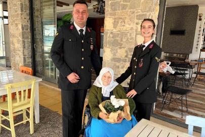 Jandarma ekipleri Yaşlılar Haftası’nda 98 yaşındaki Muzaffer nineyi yalnız bırakmadı