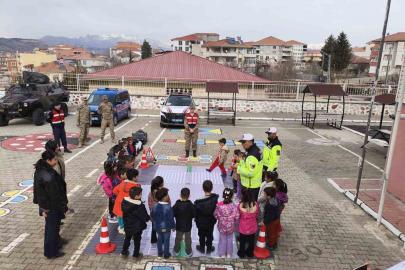 Jandarmadan öğrencilere trafik eğitimi