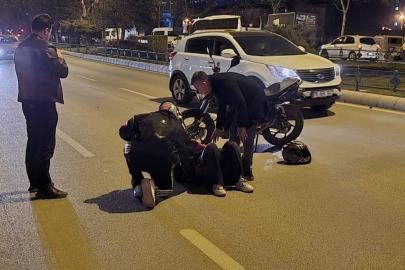 Kadın motosiklet sürücüsü otomobile arkadan çarptı