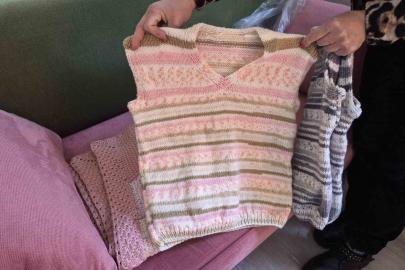 Kadınların ördüğü bebek kıyafetleri ihtiyaç sahibi ailelere hediye ediliyor