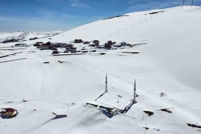 Kadırga Yaylası’ndaki üstü açık camiden kar manzaraları