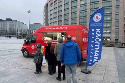 Kağıthane’de iftara yetişemeyenlere sıcak çorba ikramı