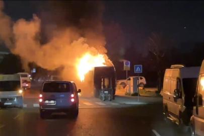 Kağıthane’de park halindeki midibüs alevlere teslim oldu