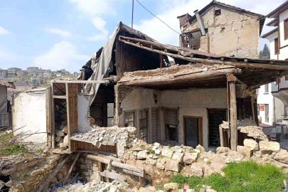 Kahramanmaraş’ta metruk binalar korku saçıyor