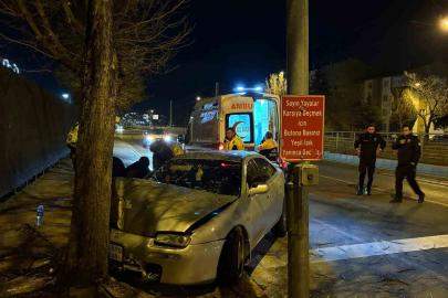 Kaldırıma çıkan otomobil ağaca çarptı: 2 yaralı
