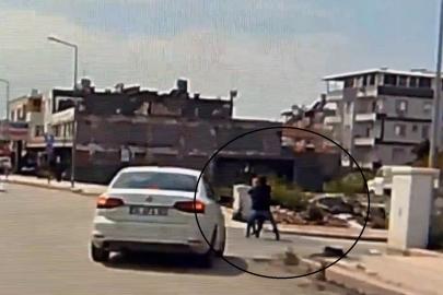 Kaldırımda yürüyen kadının boynundaki kolyeyi çalan hırsızın, ilk suçunda yakayı ele verdiği ortaya çıktı