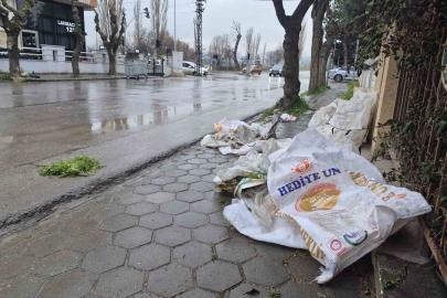 Kaldırımları çöplük gibi kullanıyorlar