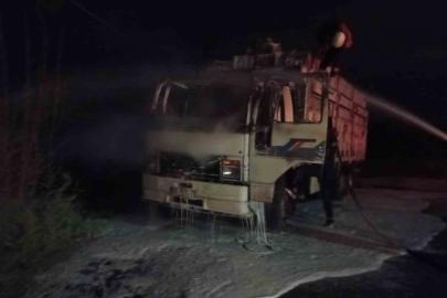 Kamyon alevlere teslim oldu