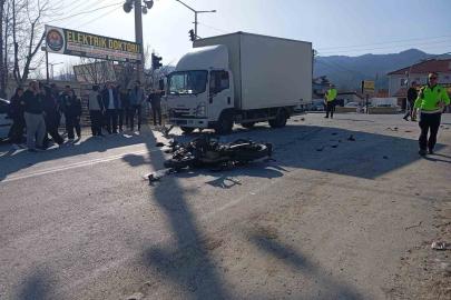 Kamyonet ile çarpışan motosikletin sürücüsü hayatını kaybetti