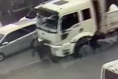 Kamyonun çarptığı yaşlı adam ağır yaralandı