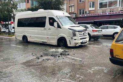 Kanalizasyon borusu patladı, sürücüler zor anlar yaşadı