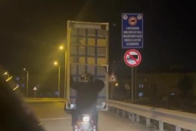 Kanepeyi motosikletle taşıdılar