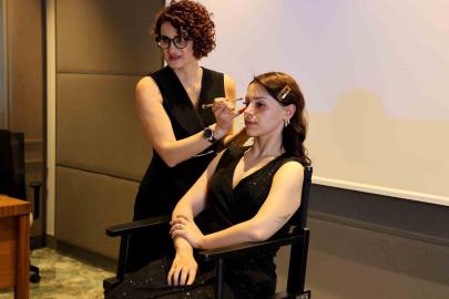 Kanseri yenen güzellik uzmanı, şimdi kanserli kadınlara umut oluyor