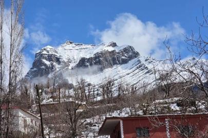Kar kütlesi şelale gibi aktı