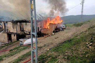 Karabük’te 2 katlı ahşap ev alevlere teslim oldu