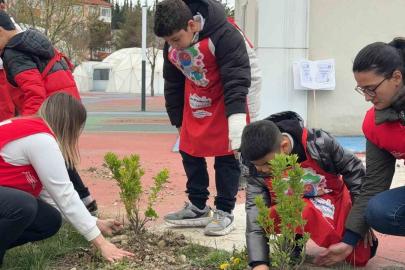 Karabük’te öğrenciler hatıra fidanlarını toprakla buluşturdu