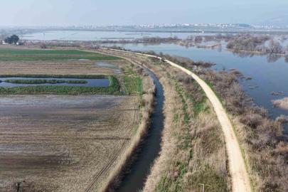 Karacabey çiftçisi yeni sezon ekimleri için suların çekilmesini bekliyor