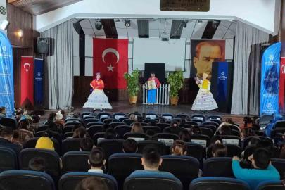 Karacasulu minikler Büyükşehir’in tiyatrosuyla eğlendi