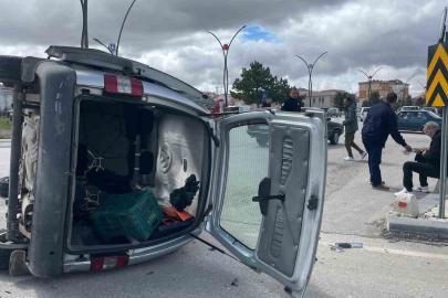 Karaman’da otomobille çarpışan hafif ticari aracın devrilmesi kameraya yansıdı: 2 yaralı