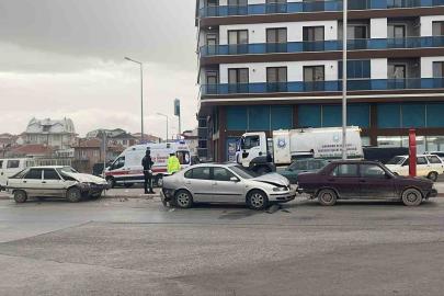 Karaman’da üç aracın karıştığı zincirleme kazada 1 kişi yaralandı