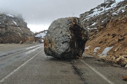 Karaman’da yola dev kaya düştü