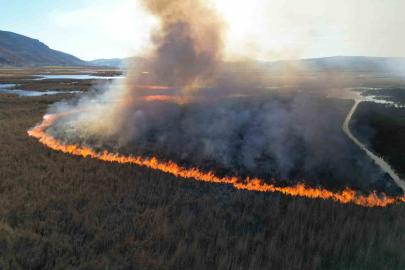 Karamık Gölü’ndeki sazlık alanlarda yangın