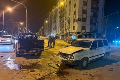 Karapınar’da kamyonet ile otomobil çarpıştı: 1 yaralı