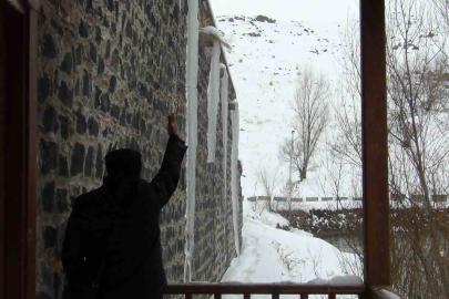 Kars eksi 15’i gördü: Çatılarda 3 metrelik buz sarkıtları oluştu