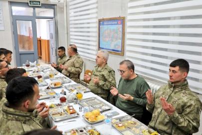 Kars Valisi Polat, iftarını sınırda Mehmetçik ile açtı
