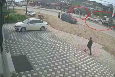 Karşıdan karşıya geçmek isteyen öğrencilere çarpmamak için sola manevra yapan iş makinesi yüklü tır sürücüsünün faciayı önlediği anlar kamerada