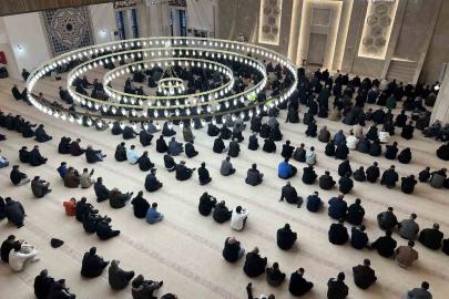 Kars’ta bayram namazında camiler doldu, taştı