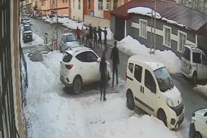 Kars’ta silahlı sopalı kavga güvenlik kamerasında: 2 yaralı
