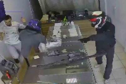 Kasklı hırsızlar tarafından 20 yıllık emeği olan 22 milyon TL’lik altını 3 dakikada çalınan kuyumcu, altınlarını teslim alıp ülkesine döndü