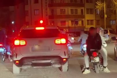 Kasksız şekilde motosiklete ters oturdu