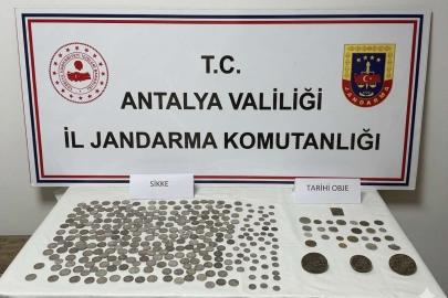 Kaş’ta tarihi eser kaçakçılığı operasyonu: Çok sayıda obje ve gümüş sikke ele geçirildi