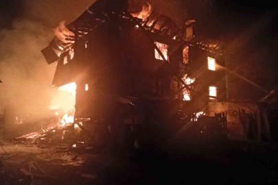 Kastamonu’da 2 evde yangın çıktı: Ahır, odunluk ve samanlık da yandı