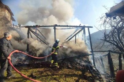 Kastamonu’da çıkan yangında samanlık kullanılamaz hale geldi