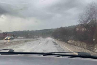 Kastamonu’da sağanak yağış sürücülere zor anlar yaşattı