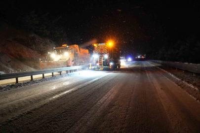 Kastamonu’da yoğun kar yağışı: Araçlar yolda mahsur kaldı