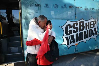 Katar’da mahsur kalan Türk sporcular memleketine döndü