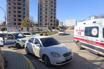 Kavşakta otomobiller çarpıştı: 2 yaralı